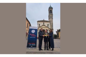 Sindaco Andrea Orlandi, il direttore di RCS Ciclismo Mauro Vegni, l'assessore Alessandra Borghetti in piazza San Vittore, sede della partenza della Milano-Torino 2025