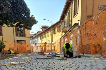 posa dei cubetti di porfido in via Porta Ronca