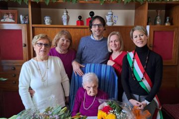 i parenti e l'assessore Emiliana Brognoli attorno a Giuseppina Bianchi