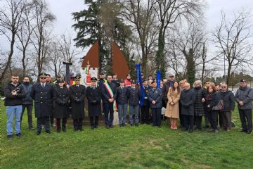 Sindaco e le autorità presenti alla cerimonia al Memoriale Grande Parentesi