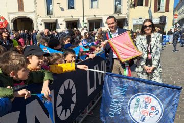 Il Sindaco Orlandi e l'assessore Borghetti dopo lo start con alcuni dei cinquecento bambini arrivati in centro