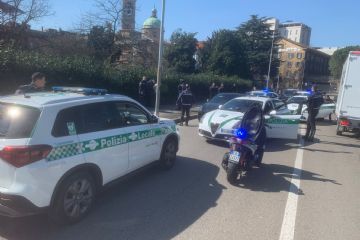 macchine e agenti della polizia locale