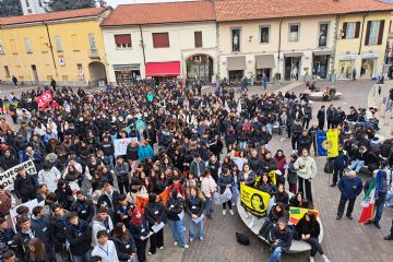 Piazza San Vittore piena di studenti all'avvio della marcia per la legalità