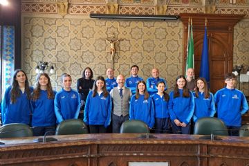 Alcune giovani atlete della ADS Scuola Sportiva Atletica.it in Municipio presenti anche assessore allo Sport Alessandra Borghetti, e assessore alla Scuola Paolo Bianchi. Il presidente Fabio Rizzi  il responsabile del campo di Rho Giuliano Bai, gli allenatori Eugeni Totev e Mattia Giudici.