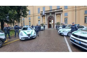 Nella foto alcuni agenti della Polizia Locale di Rho