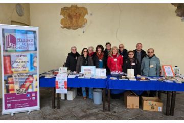 Consiglio direttivo e volontari della Biblioteca Popolare con l'assessora Valentina Giro alla Festa di Villa Burba