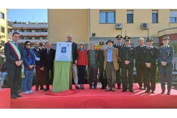 Le autorità accanto alla targa per Pietro Meloni, con i nipoti Carmen e Pietro