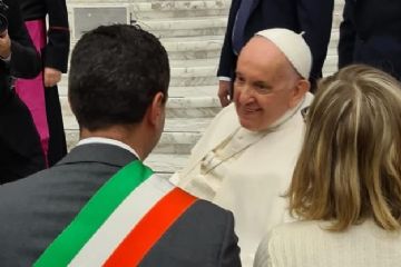 Il Sindaco Andrea Orlandi e papa Francesco nel marzo 2023, quando duemila rhodensi andarono in pellegrinaggio in Vaticano