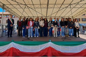 Il Sindaco Andrea Orlandi e Mario Anzani con gli studenti della scuola Manzoni
