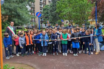 il taglio del nastro con i bambini del corso di educazione stradale