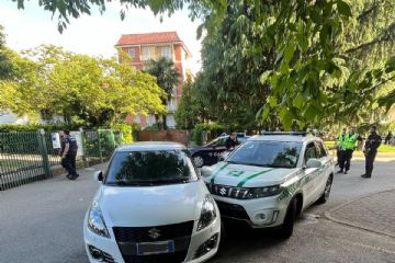 La Suzuki e l'auto della Polizia locale dopo lo scontro