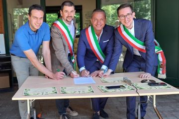 Sindai Andrea Orlandi, Angelo Bosani, Carmine Lavanga e Lorenzo Musante mentre sottoscrivono la convenzione 

I  Sindaci  da sinistra Andrea Orlandi, Angelo Bosani, Carmine Lavanga e Lorenzo Musante mentre sottoscrivono la convenzione 
 Sindaci Andrea Orlandi, Angelo Bosani, Carmine Lavanga e Lorenzo Musante mentre sottoscrivono la convenzione 
Sindaci Andrea Orlandi, Angelo Bosani, Carmine Lavanga e Lorenzo Musante mentre sottoscrivono la convenzione 

 
 
 
 