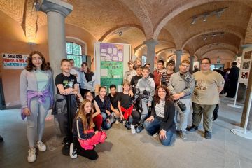 Alcuni degli studenti coinvolti nel progetto con Sara Loffredi, autrice del libro La Casa di Paolo