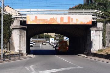il ponte ferroviario che sovrasta corso Europa

 