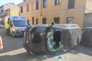 L'auto ribaltata in via Corridoni
