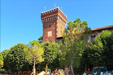 i lavori di pavimentazione in corso in piazza Visconti