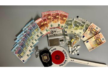 Nella foto gli stupefacenti e il denaro sequestrati dalla Polizia Locale ad un giovane arrestato
