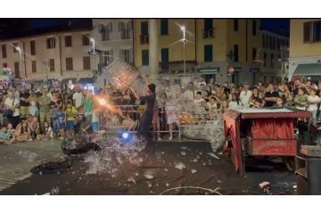 Nella foto il partecipato spettacolo con le bolle di sapone giganti che fa parte del palinsesto degli eventi dei Giovedì Summer Fest 2025 che si sono svolti in centro a Rho.