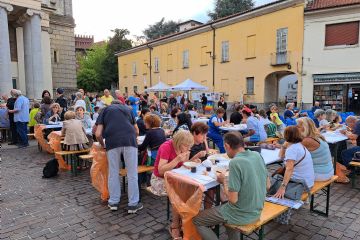 Alcuni dei partecipanti alla pastasciutta antifascista in piazza San Vittore a Rho