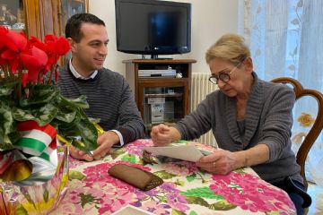Il Sindaco Andrea Orlandi durante una visita alla signora Silvana Negri