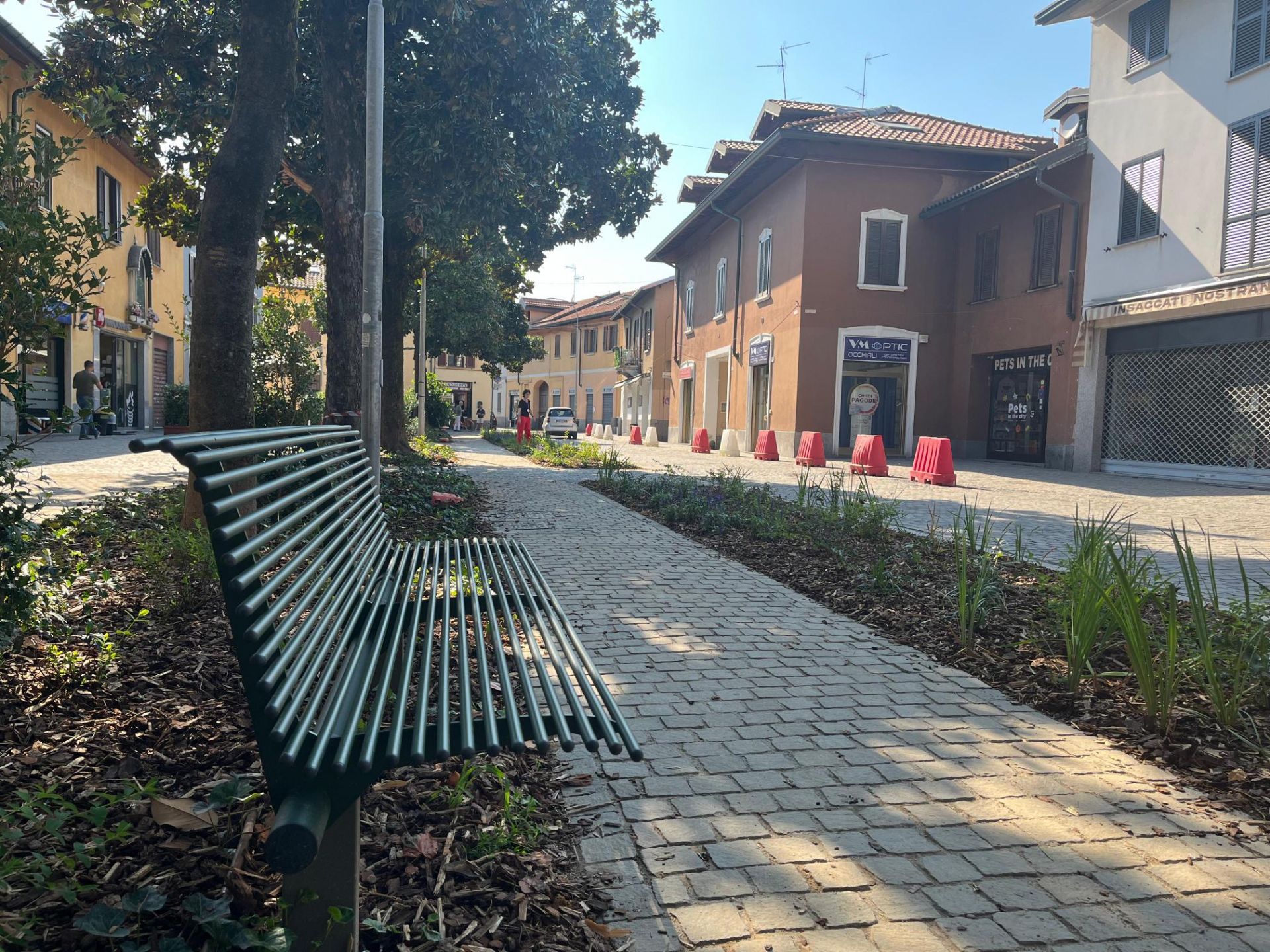 Riqualificazione di Piazza Visconti. Riapre oggi il tratto riqualificato di via Porta Ronca. La sosta resta vietata.
