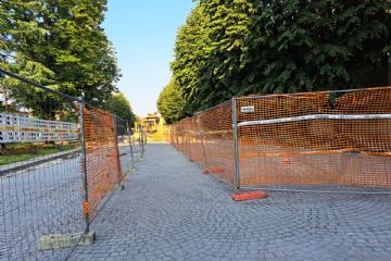 il corsello pedonale delimitato e percorribile nei prossimi giorni al posto del marciapiede di fronte al palazzo municipale  