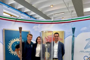 Luca Palla, atleta paralimpico che gareggerà nello sci alpino, Alessandra Borghetti e Andrea Orlandi accanto alle torce olimpica e paralimpica