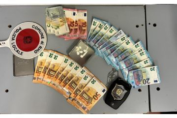 Le dosi di cocaina sequestrate dalla Polizia Locale e i contanti provento dello spaccio