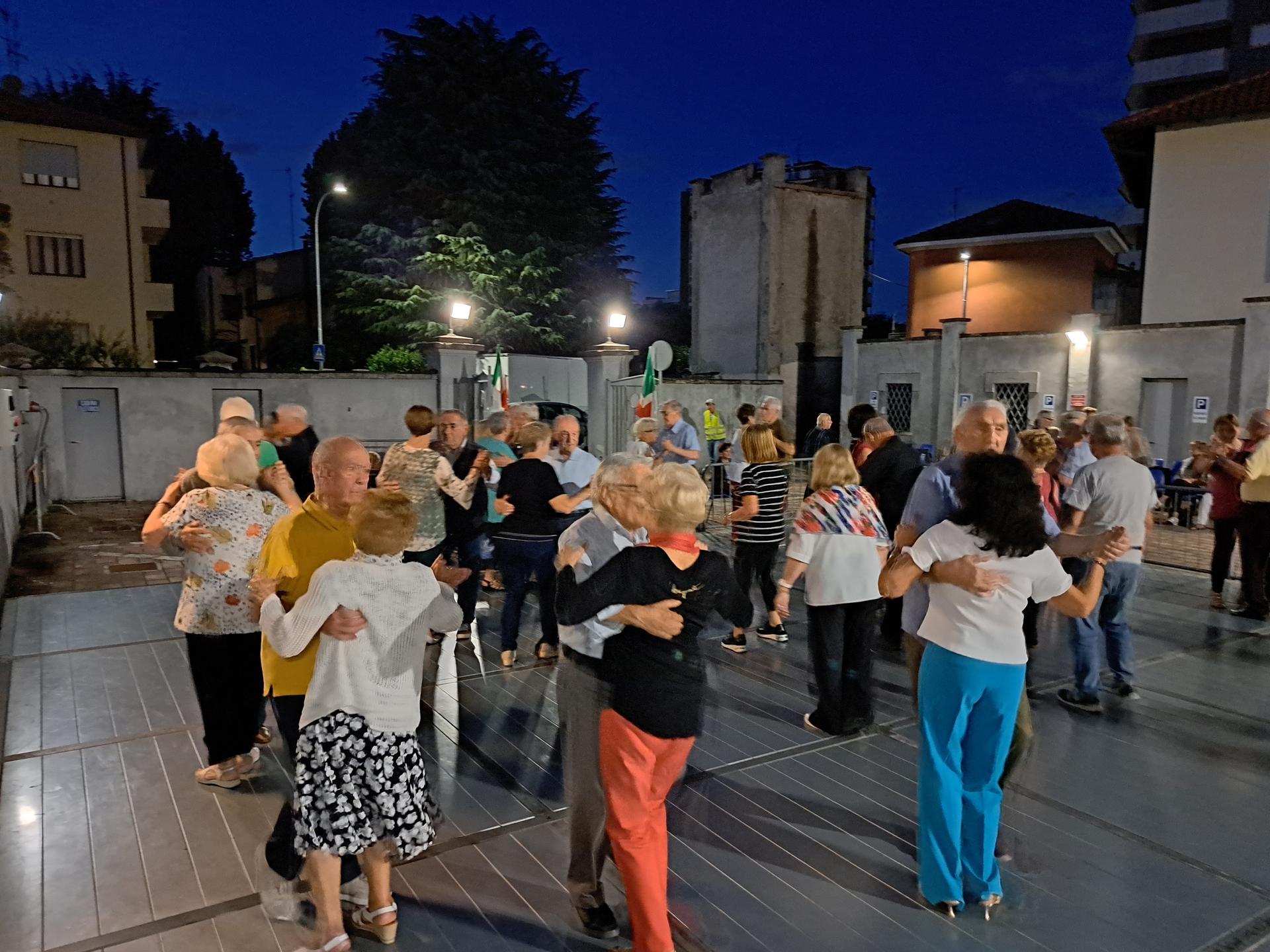Agosto in Piazza 2025 coppie di persone che ballano
