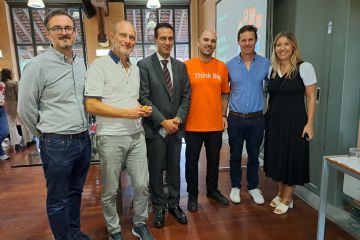 Nella foto il Sindaco Andrea Orlandi e l'assessore Paolo Bianchi con il team di CampuStore e Amazon