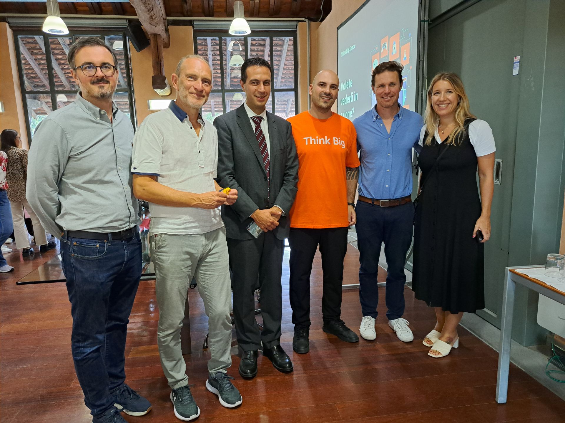 Nella foto il Sindaco Andrea Orlandi e l'assessore Paolo Bianchi con il team di CampuStore e Amazon