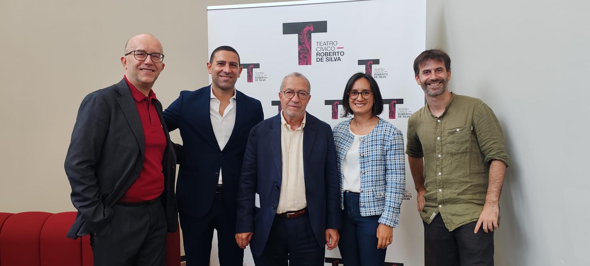 da sinistra, Giorgio Almasio, responsabile comunicazione e pr del Teatro Civico; Gabriele Cartasegna direttore di CAPAC; Fiorenzo Grassi; l'assessora Valentina Giro; Giuliano Masciangioli, tutor politiche attive del lavoro CAPAC