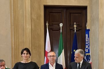 Angelo Carnovali mentre ritira la medaglia d'onore in memoria del padre Mario