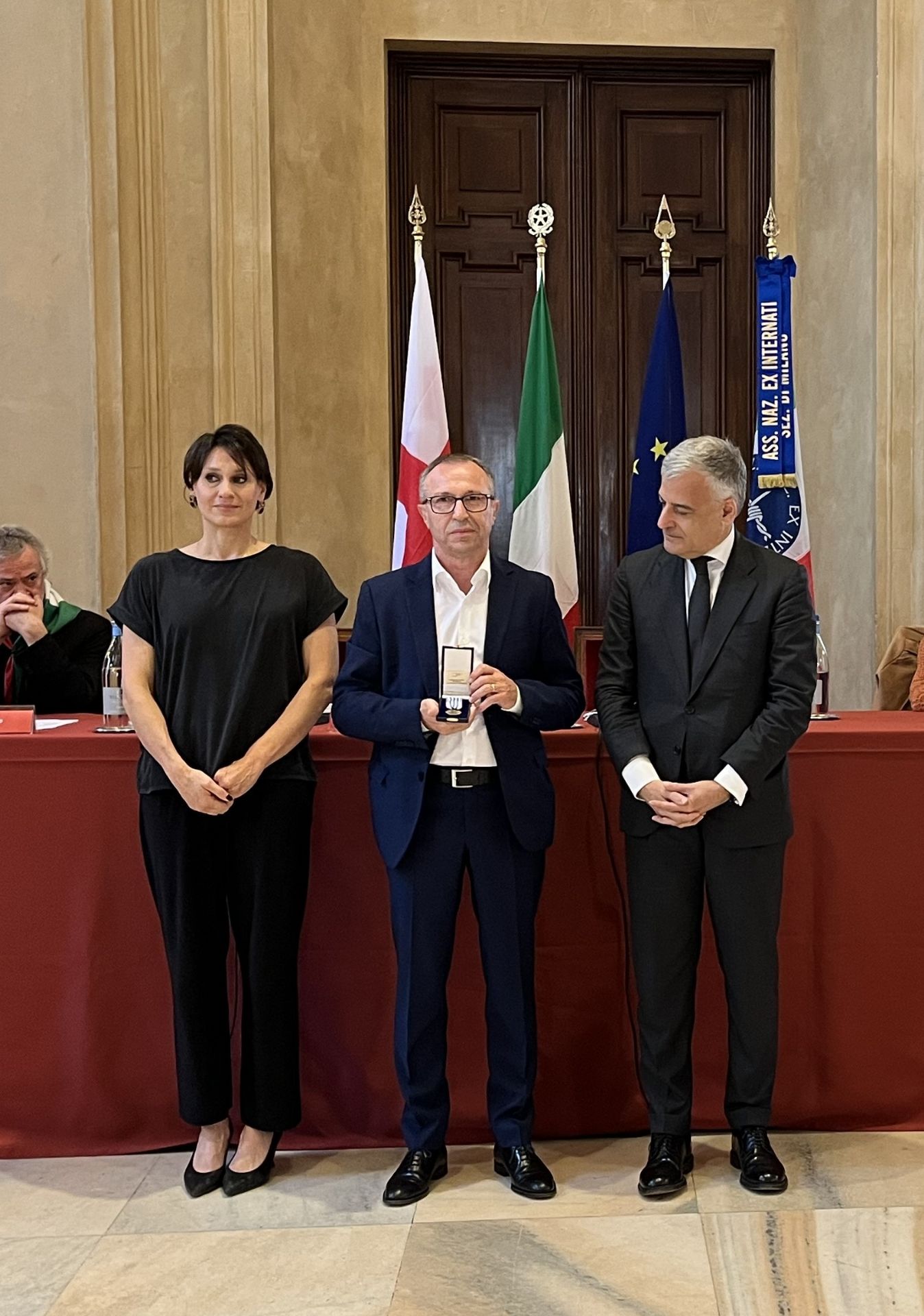 Angelo Carnovali mentre ritira la medaglia d'onore in memoria del padre Mario