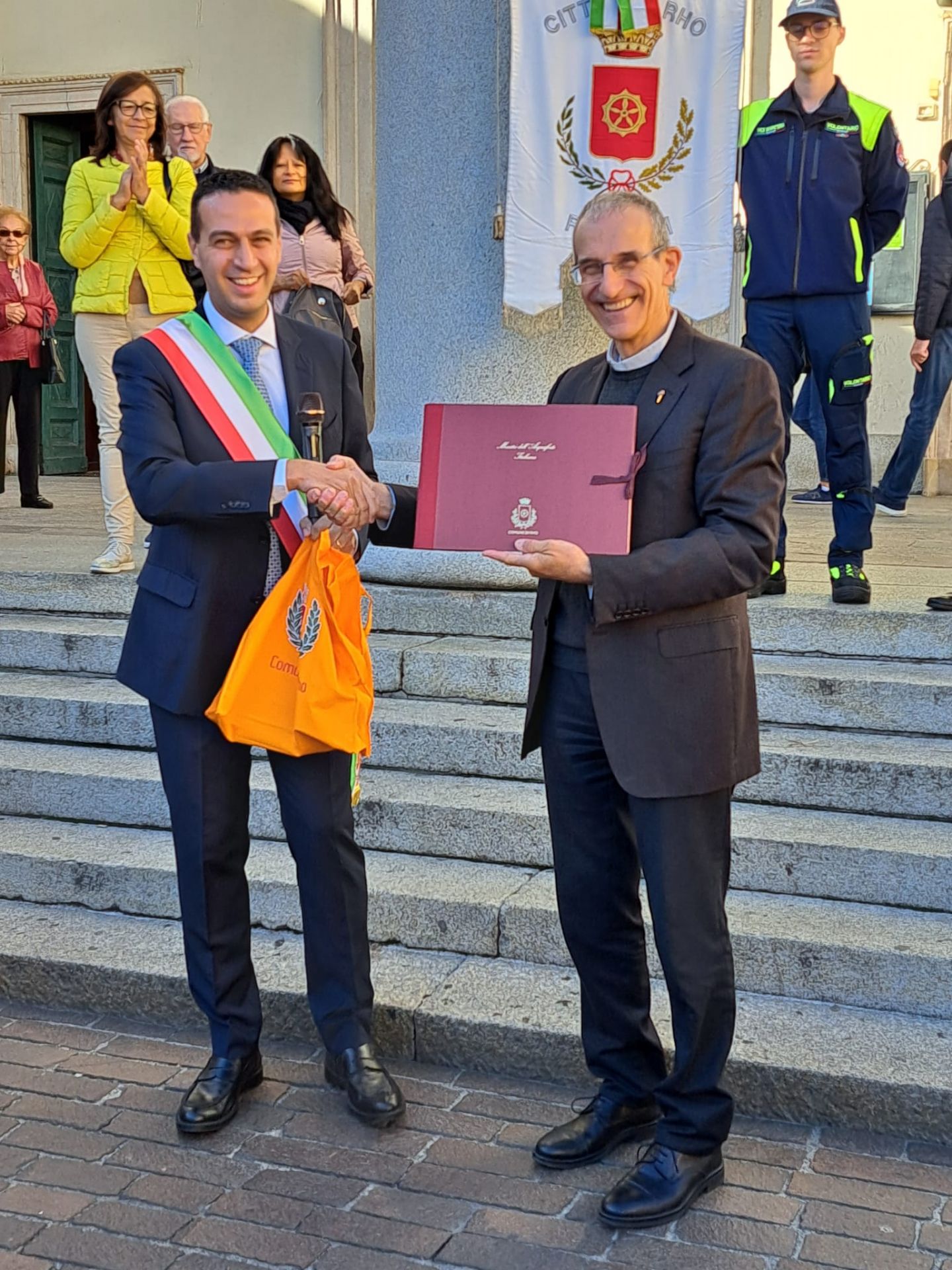 Il Sindaco Andrea Orlandi saluta l'ex prevosto don Gianluigi Frova