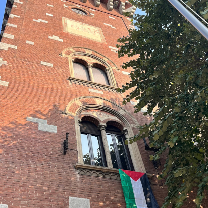  la bandiera palestinese esposta fuori dall'ufficio del Sindaco sulla facciata del palazzo municipale di Rho