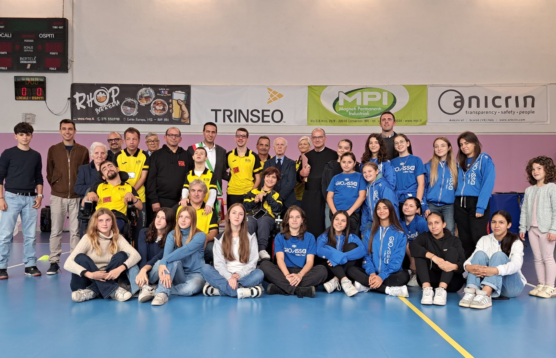I partecipanti all'inaugurazione della palestra ristrutturata in via Alessandria e intitolata a padre Ambrogio Pessina