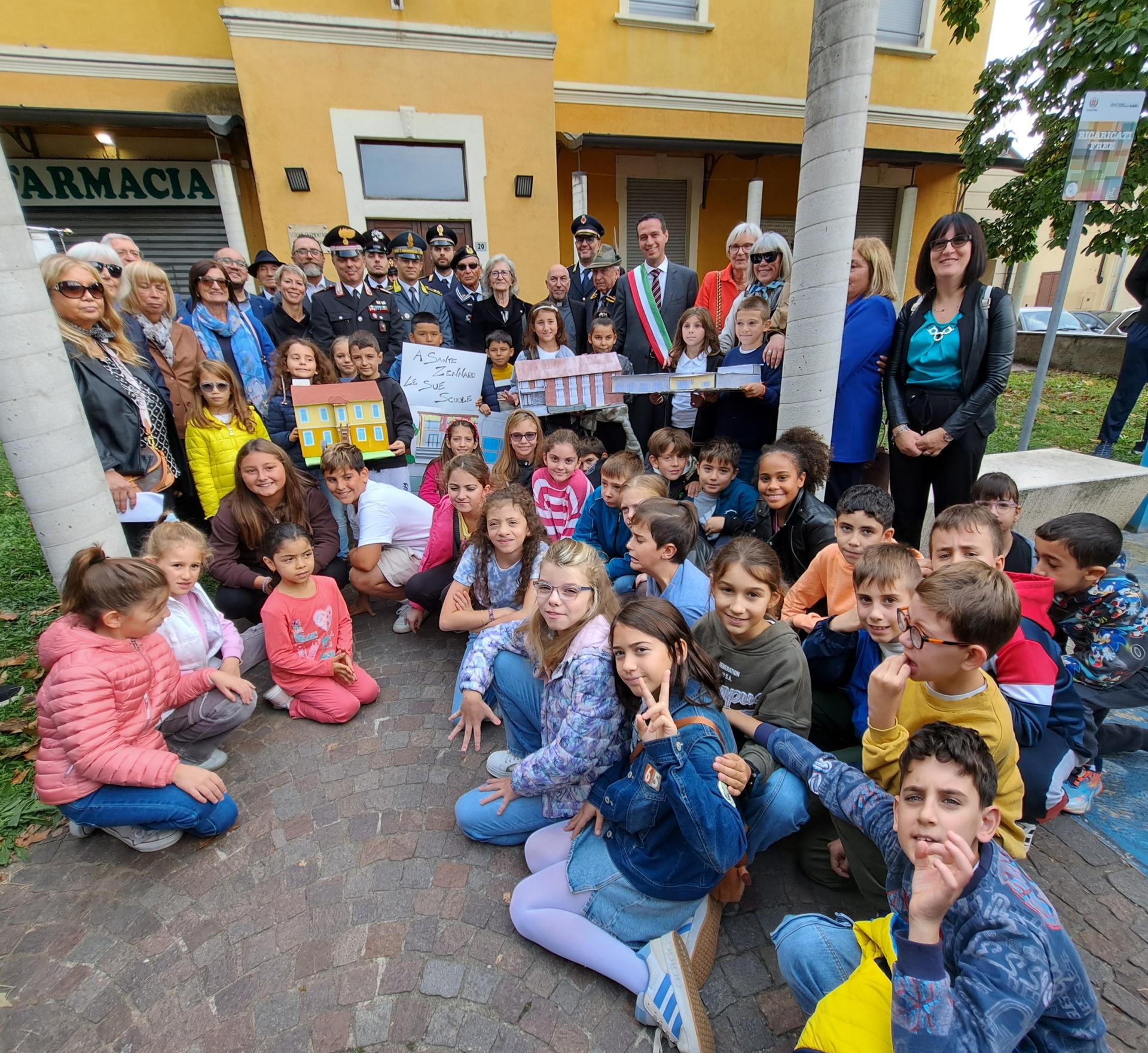 i bambini e le autorità al termine della cerimonia davanti alla vecchia scuola