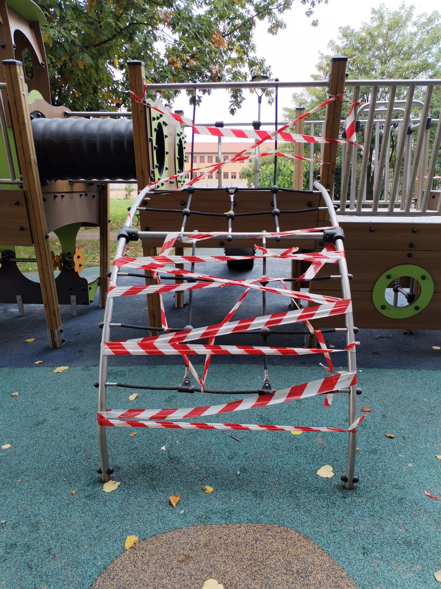 Nella foto i giochi ora inaccessibili ai bambini