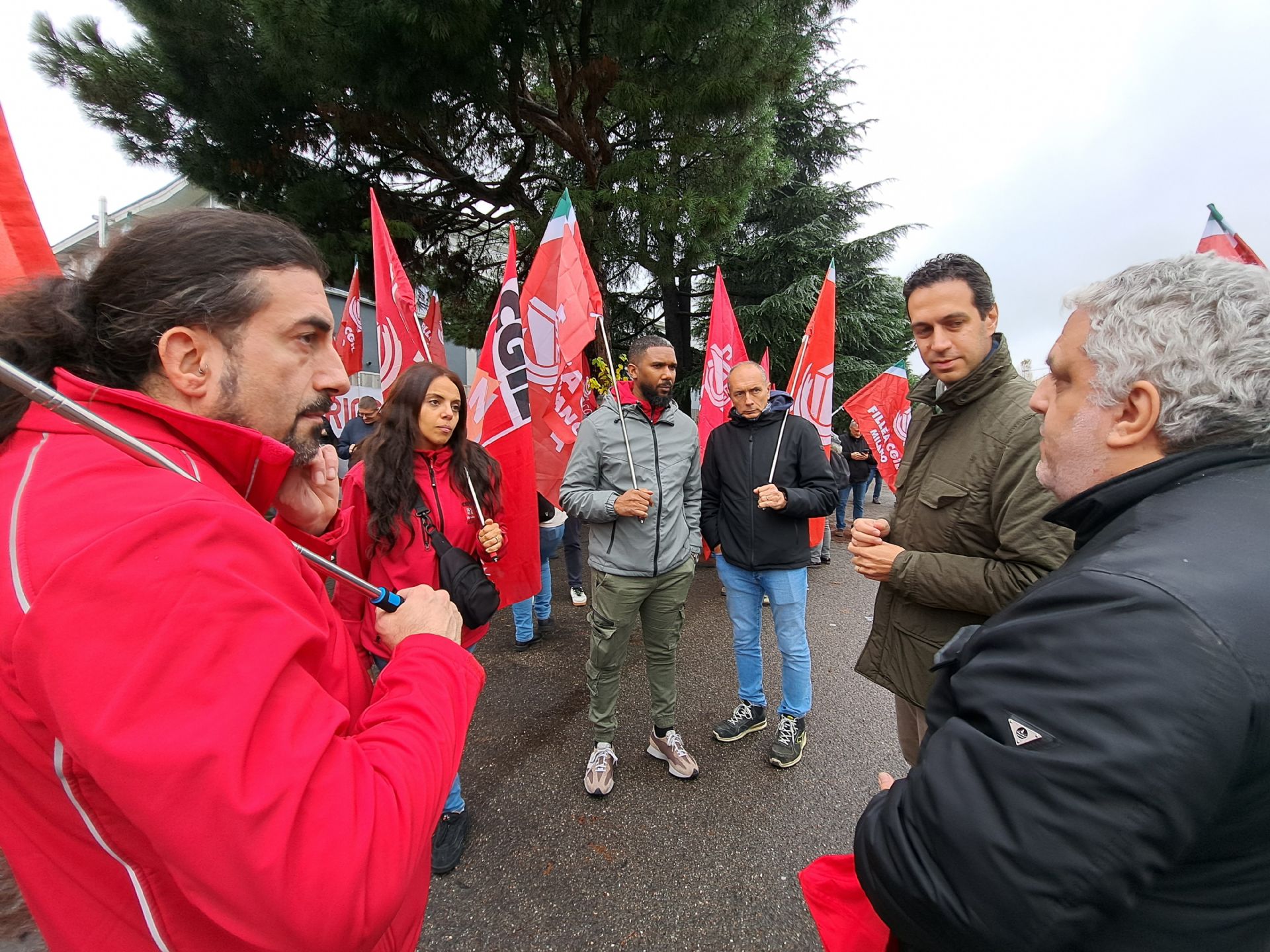Il Sindaco Andrea Orlandi al presidio dei lavoratori Freudenberg