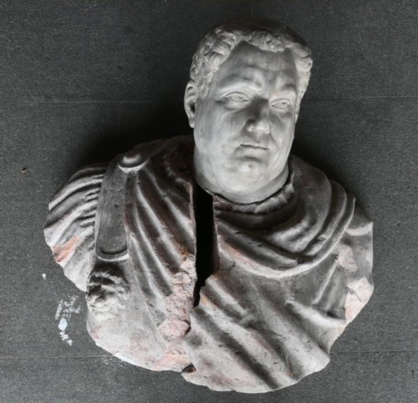 busto lapideo spaccato a metà