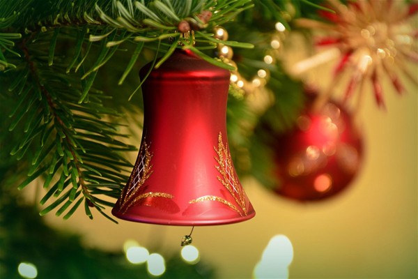 particolare albero di Natale campanella rossa  in primo piano