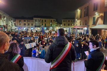 il discorso del Sindaco Orlandi davanti ai tanti partecipanti in piazza San Vittore a Rho al termine della fiaccolata