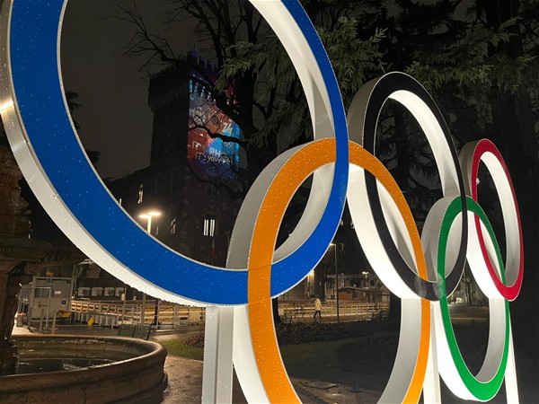 Proiezioni sul palazzo comunali e cerchi olimpici