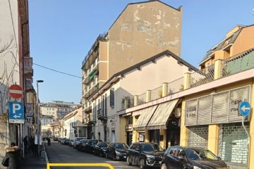  cedimenti che si sono creati su due buche in via Garibaldi di fronte al civico 55. circoscritti con il giallo

