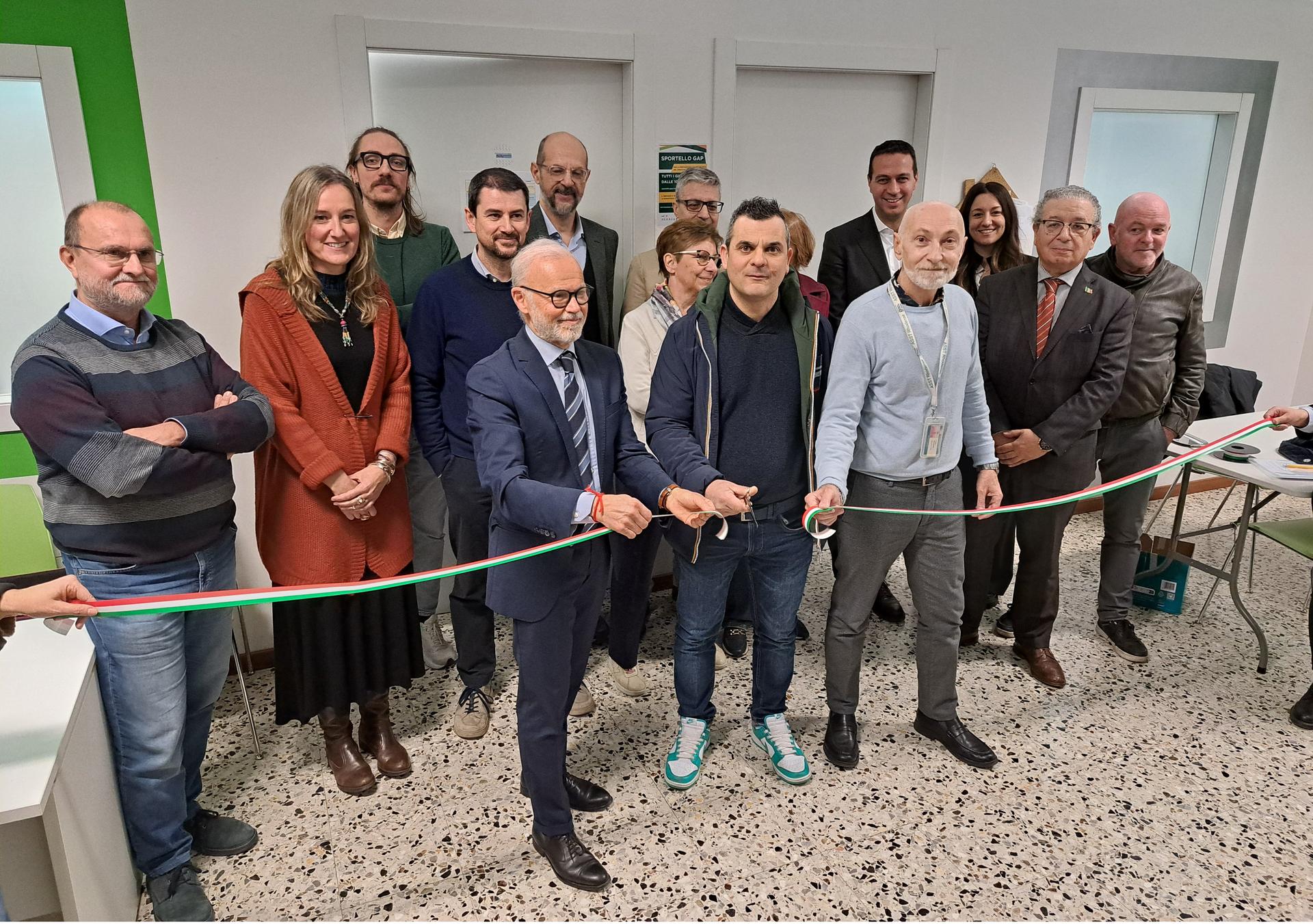 Il  taglio del nastro davanti allo Sportello GAP