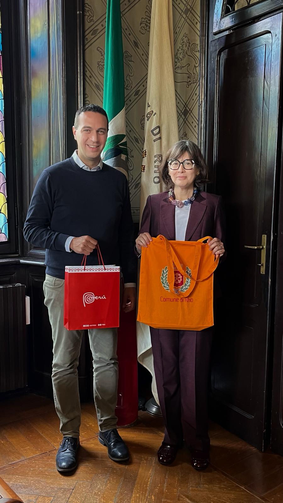 Il Sindaco Andrea Orlandi e la console Ana Teresa Lecaros