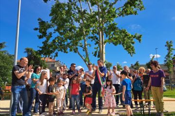 Nella foto il taglio del nastro al giardino di via Verbania