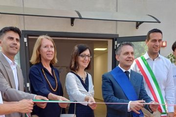 il taglio del nastro al liceo Rebora