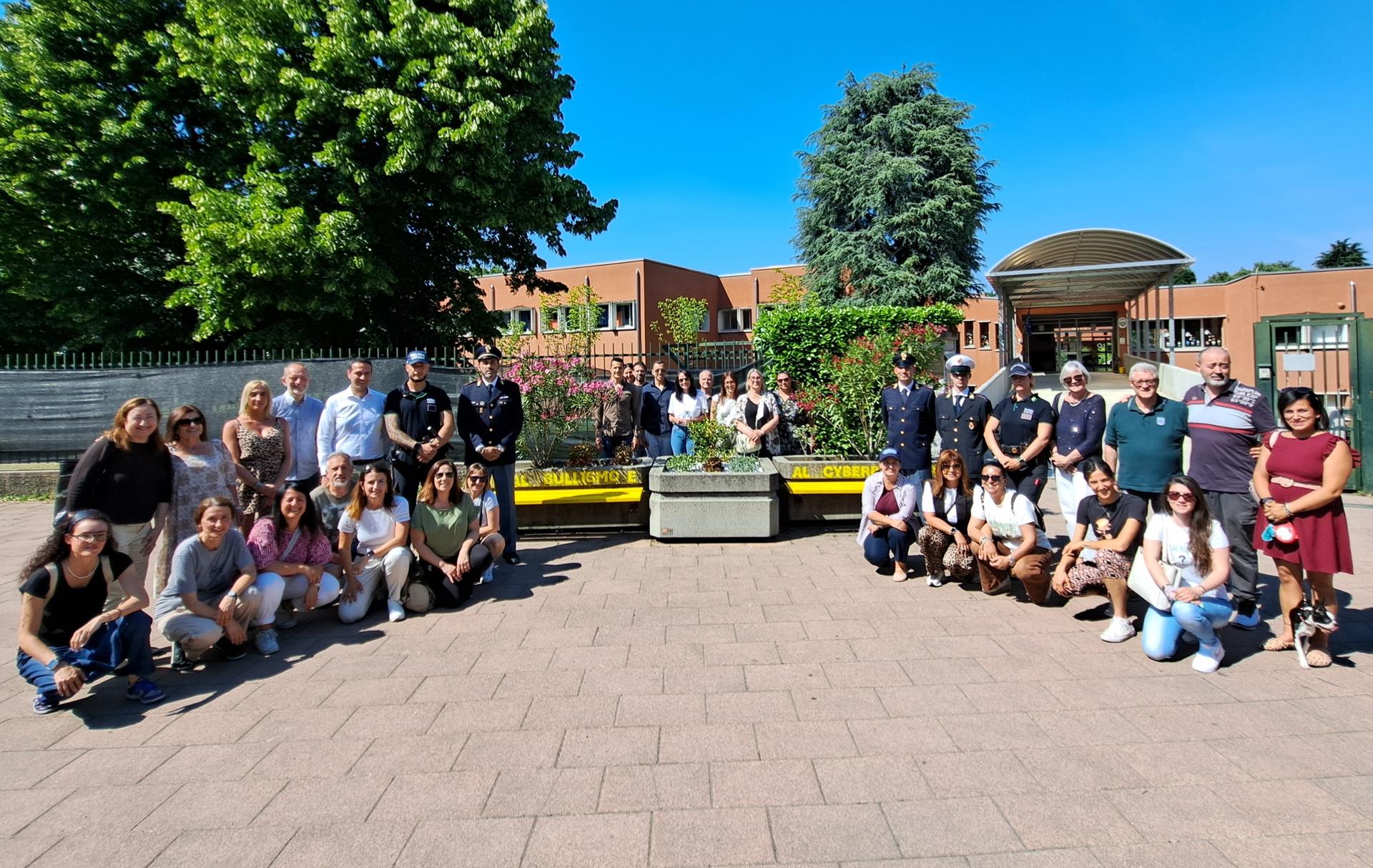 Nelle foto le autorità, i rappresentanti della Polizia di Stato, i genitori coinvolti nel progetto della scuola primaria "Rodari"